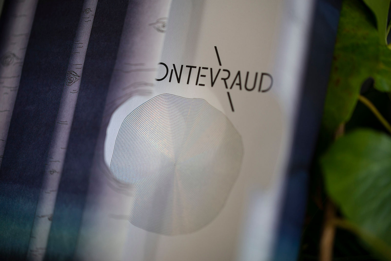 decoupage papier avec empreinte en reflets logotype fontevraud